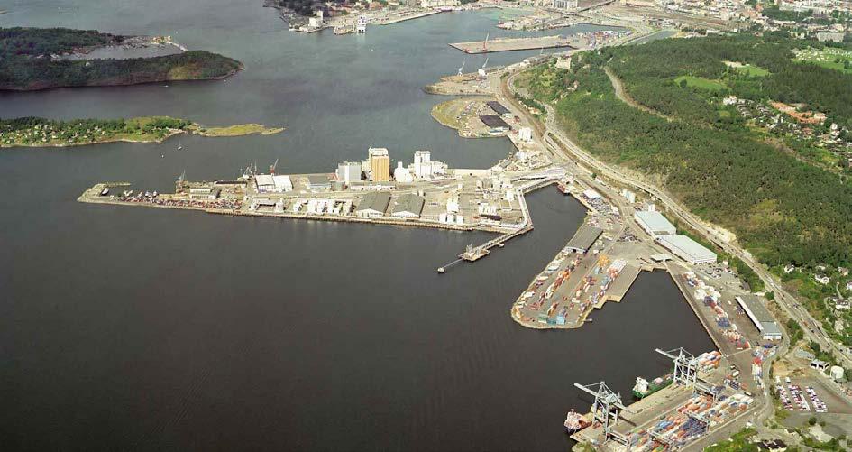 Sjursøya 2003: I 1970 ble tankbåtutstikkeren tatt i bruk og fyller Ekerberganlegget med drivstoff.