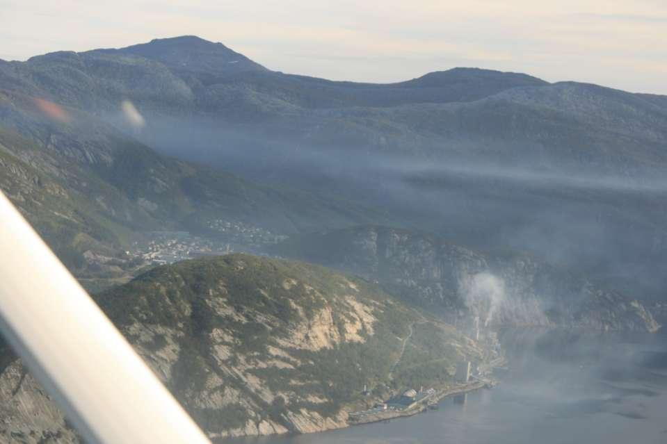 96 AE KF GTG-03 Åpent fjordlandskap med infrastruktur og jordbrukspreg.