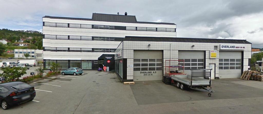 Øverland bil og dekk A/S i Molde selger dekk til personbilmarkedet. De selger 100 dekk i måneden. Lagerkostnaden er 150 NOK per dekk per måned.