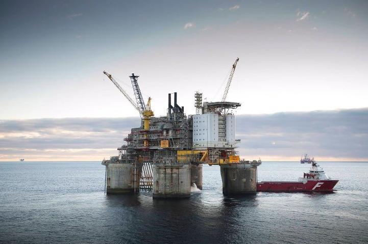 Oppgave 1: ( logistikkøkonomi ) Shell har oppdaget et nytt oljefelt i Barentshavet. Fagfolk har anslått oljefunnet til å inneholde 60 millioner fat med olje.