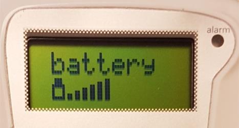 2.6.2 Slå av en alarm Alarm slås av på senderen. 2.7 Batteri, lading Personsøkeren har indikasjon av batteri i displayet. Det står «Battery» og en indikator som viser tilstand.