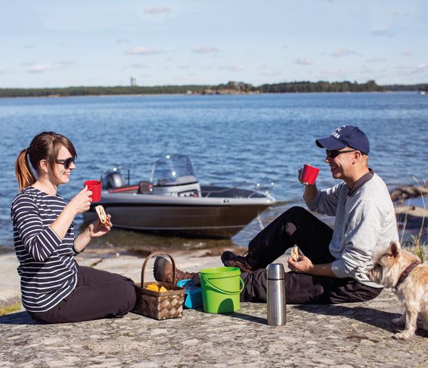 61 CENTER CONSOLE Fiskerne og hytteeiernes favoritt byr på utmerkete sjøegenskaper, en oversiktlig, sentermontert førerplass og god plass til passasjerer.