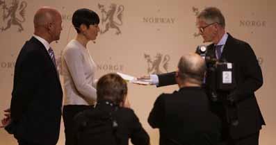 Utvalgsleder Kim Traavik overleverer rapporten til forsvarsminister Ine Eriksen Søreide og justis- og beredskapsminister Anders Anundsen, 12. oktober 2016.