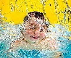 Ekspertene anbefaler å starte med svømmeopplæring i 4-5 års alder. Glem kjedelig tørrsvømming på land, dropp armringene og la barnet leke seg til ferdighetene!