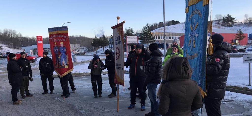 Fagforeninga stiller opp for heismontørene! 8. mars var det markeringer utenfor kontorene til KONE i Trondheim og Oslo.