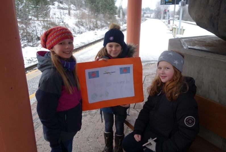 . Stand på Kolbotn torg Vi bestemte oss for å dra på et kjøpesenter for vi tenkte at der kunne vi finne mange folk.