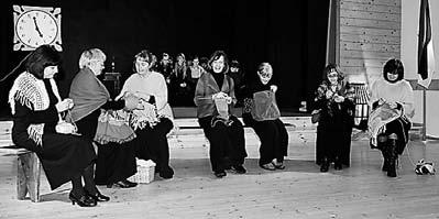Näitemäng on Tori kooli ajaloo esimestest aastakümnetest (asutamisest kuni Saksa okupatsioonini 1918) Eakate klubi Kanarbiku perenaised esitasid Perenaiste tantsu Selja Lauluseltsing