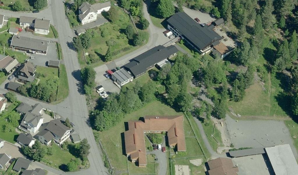 1 Innledning Figur 1: Luftfoto. Eksisterende situasjon Det planlegges å bygge Nye Lundeløkka (8220/2) i Kongsberg koune.