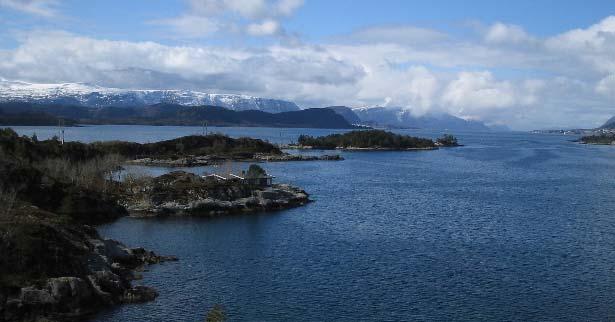 Dette området er en del av et større friluftsområde som strekker seg ut i sjø, og inkluderer holmene utenfor Hamnsund.