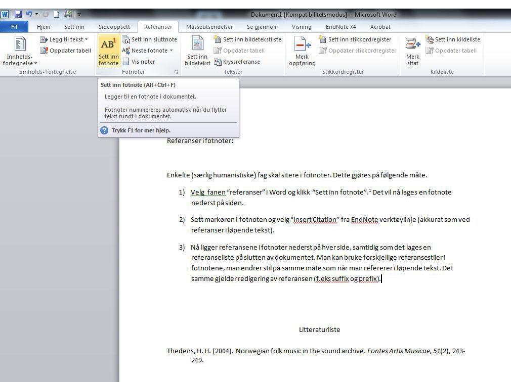 REFERANSER I FOTNOTER Enkelte fag skal ofte sitere i fotnoter. Dette gjøres på følgende måte: 1) Velg fanen referanser i Word og klikk Sett inn fotnote. Det vil nå lages en fotnote nederst på siden.