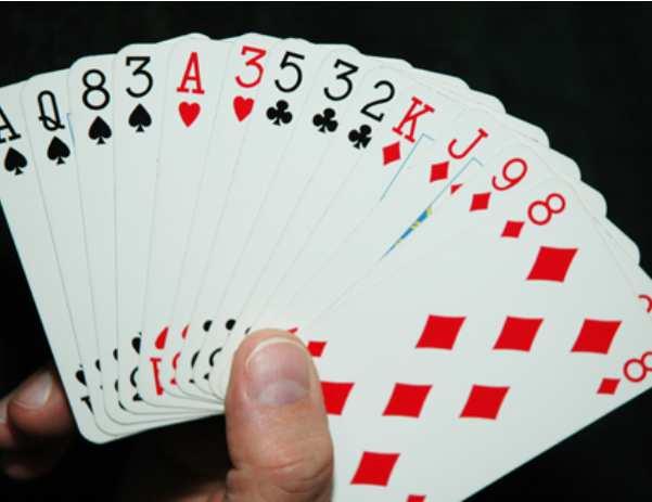 Eksempel 9: En bridgespiller får delt ut 13 kort. Hva er sannsynligheten for at spilleren får 4 spar, 2 hjerter, 3 kløver og 4 ruter?