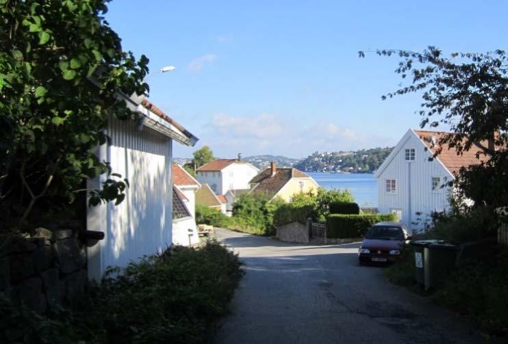 Sandvigen, Wesselstuen er det gule huset midt i bildet. Sandvigodden fyr. Foto: AK 2016 Foto: AK 2016 Sandvigodden fyrstasjon ble anlagt i 1844.