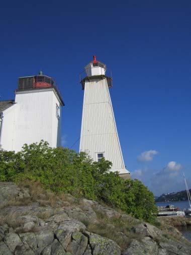 På grunn av Sandvigens beliggenhet ved innseilingen til Arendal er det minner etter flere runder med befestninger sør for tettbebyggelsen, ut mot havet.