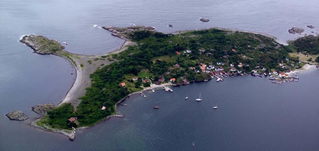 Folketallet på Merdø økte fra 20-30 personer i første halvdel av 1600-tallet til 165 personer på det meste i 1875. Merdø, flyfoto 2004, Arendal kommune.