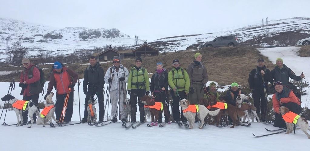 BJFF GEILOPRØVEN - VK FINALE, 2.APRIL 2017 Terreng: Ynglesdalen Det er lettskyet vær med fin vind og et par varmegrader i fjellet. Snømengden varierer en del og det er store barflekker i terrenget.