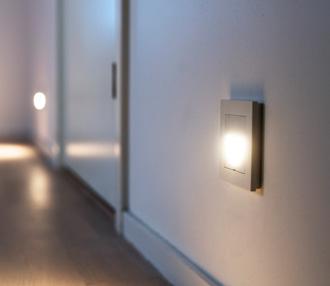 bevegelsesdetektor, slik at lyset skrur seg på ved bevegelse i trappen eller gangen. Passer i veggbokser. BxH = 86x86 mm.
