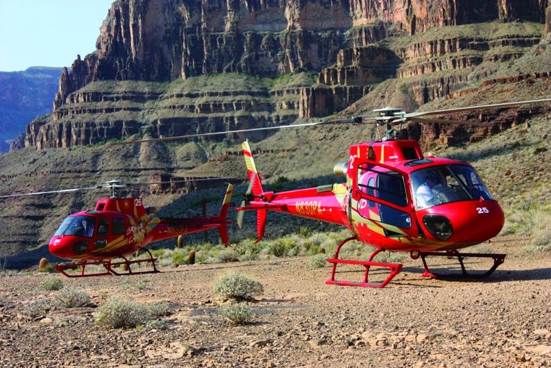 Torsdag 2. november, forts... Helikopter Tours Mange benytter anledningen til å ta en helikoptertur fra Las Vegas til Grand Canyon. Det er mange pakker å velge mellom. Prisene varierer fra kr 1.