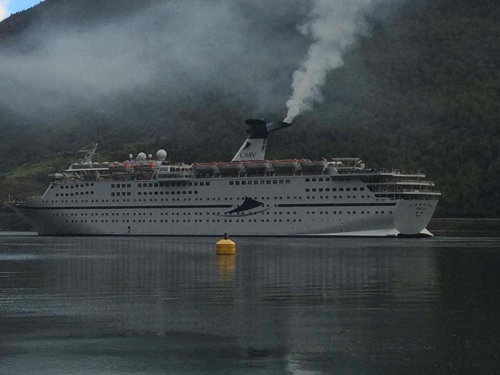 KARTLEGGING OG FORSLAG TIL TILTAK 24 av 42 a) b) Figur 6. Eksempler på bilder som viser dannelse av synlige røykskyer av utslippene fra fartøy som ferdes i Geirangerfjorden.