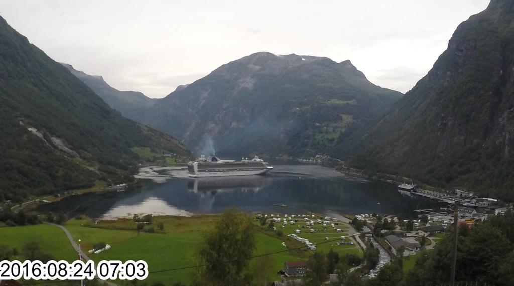 KARTLEGGING OG FORSLAG TIL TILTAK 2 av 42 Eksempler på bilder av fartøy som besøkte Geirangerfjorden og som produserte synlige røykskyer er vist nedenfor.