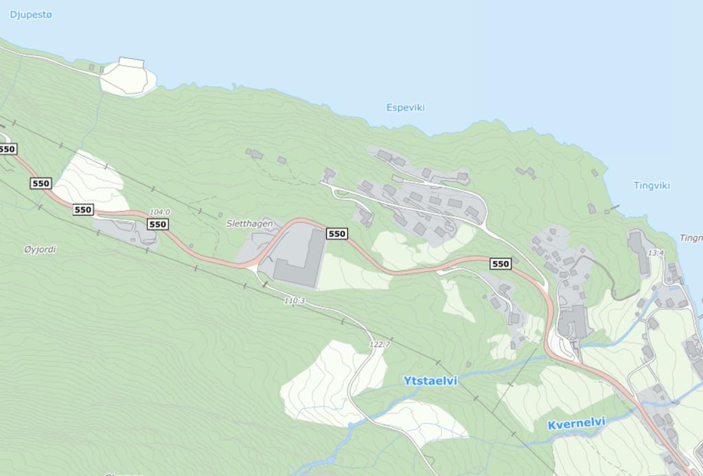 Planområdet er lokalisert i Sletthagen like vest for Utne, og ligger langs Fv550 mellom Utne og Jondal.