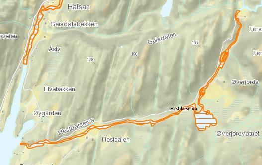 Figur 8 Hestdalselva. Elvestrekning oppført som lakseførende i Lakseregisteret er markert med oransje. Startog stopp-punkt for drivtelling er markert med hhv. sort pil og rød strek.