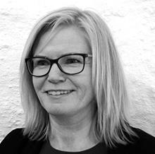 Instruktør Ingrid Danbolt har hovedfag korledelse fra Norges Musikkhøgskole og jobber som lektor i musikk ved Høgskolen i Oslo og Akershus.