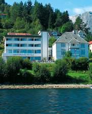 Sognefjord Hotel Sognefjord Hotel ligg idyllisk til på ei halvøy som strekker seg ut i Sognefjorden, Nord-Europas lengste og djupaste