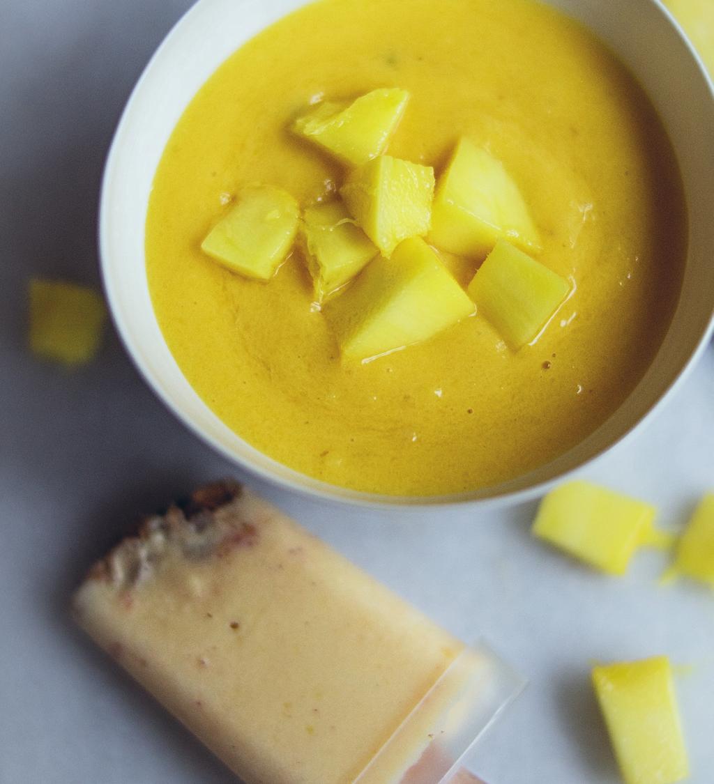 MANGOSMOOTHIE 1 stk mango 1 stk banan ½ stk ananas 3 dl appelsinjuice Skrell mangoen og bananen og skjær av skallet på ananasen.