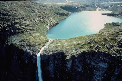 Naturgitte forhold i Norge 4000 elver drenerer til havet 240 000 små og store innsjøer Høye fossefall og dype