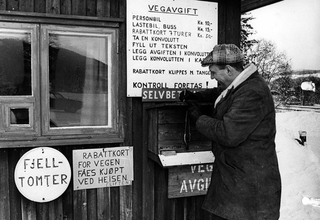 Ved bommen Dette er fra bomstasjonen nede ved Søgaard i 1967. Ikke noe bruk av betalingskort på den tiden. Her var det selvbetjening. Legg merke til at heisen også er oversatt til svensk, liften.