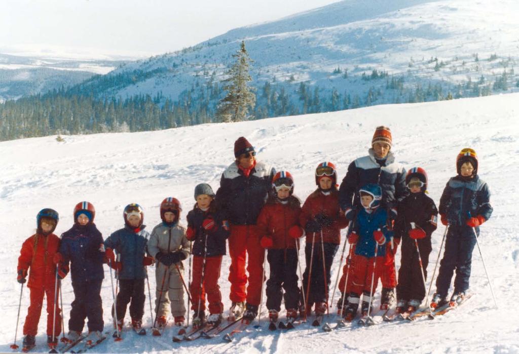 Skiskoleelever Den alpine skimoro skjøt fart, folket ville bli bedre på ski. Behovet for skiskole kom sterkere og sterkere fram.