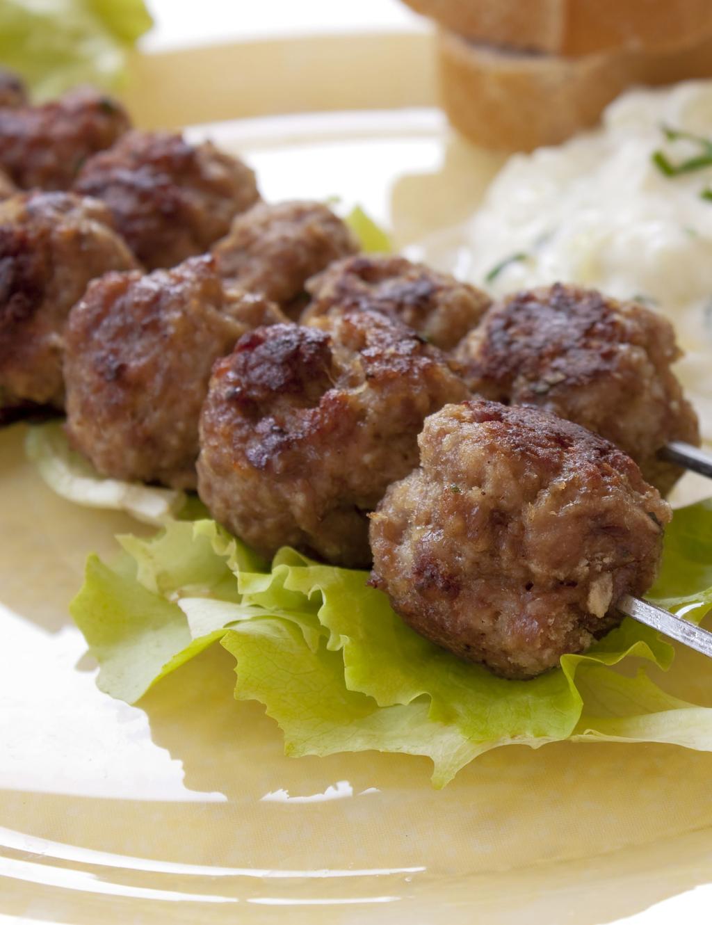 GRESKE LAMMEBOLLER PÅ SPYD PÅ SPYD MED GRESK SALAT OG TZATZIKI Ingredienser 4 400 g malt lammekjøtt ½ ts salt ¼ ts pepper 2 båt finhakket hvitløk Hvem lengter ikke tilbake til sol, strand og god mat