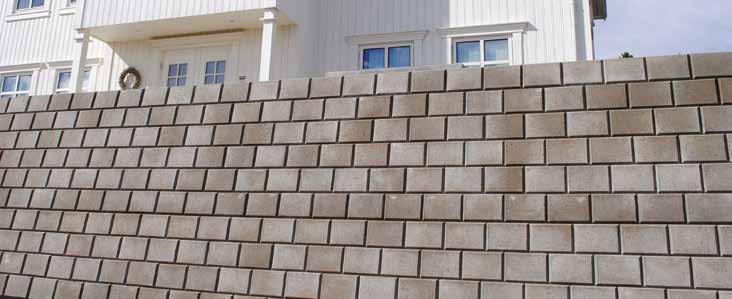 Mini Grå Mini Grå er en støttemur med betongens naturlige farge og passer inn i de fleste uterom.