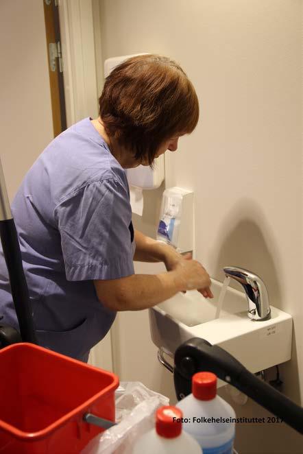 Hvordan utføre håndvask? Benytt mild, flytende såpe og lunkent vann. Fukt hender og håndledd under lunkent, rennende vann. Tilsett en eller to pump med såpe i en håndflate.