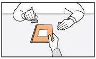Gi beskjed om at stemmeseddelen må brettes inne i avlukket med den oransje siden ut. Når du veileder, kan du godt ha en ferdigbrettet seddel i hånden for å vise velgeren.