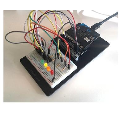 Siden brikken er laget av CMOS teknologi, kan forsyningsspenningen (VCC) være mellom 2 og 6 Volt. Med en forsyningsspenning på 3.