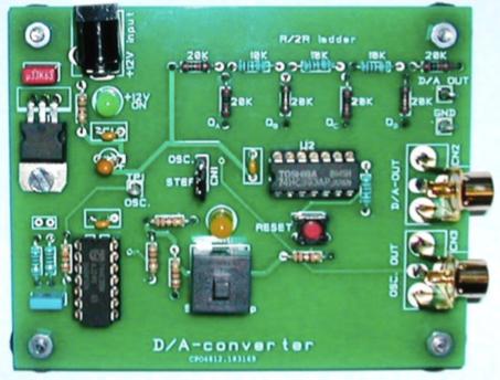 Figur 5 Vi har gjort ferdig en slik krets Her kan du velge mellom tilført signal fra oscillator eller enkeltpulser fra trykkbryteren. Bilde 1: Kort oppgave 2.