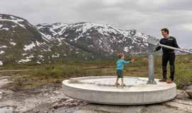 På rasteplassen ved Utsikten kan du nyte synet av et frodig og vakkert landskap der riksveg slynger seg oppover lia.