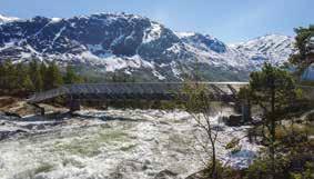 Brua over Likholefossen er for mange høydepunktet og gir deg opplevelsen av å være midt i det sprudlende fossesuget.