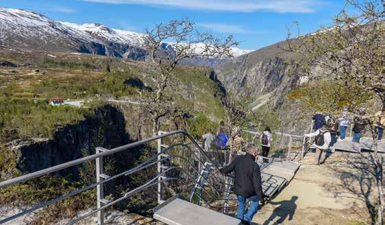 REISEINFORMASJON. Nasjonal turistveg Hardangervidda går mellom Eidfjord og Haugastøl og er 67 km lang (rv. 7). TRAVEL INFORMA- TION.