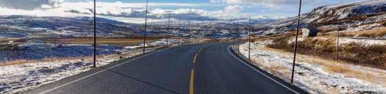 Hardangervidda byr på varierte opplevelser, fra der vegen bølger seg dovent over de store flatene til den trange, bratte og ville Måbødalen.