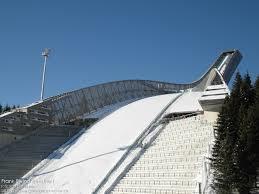 Anne- Kristine leder oss i en økt med «Vi drar med maxitaxi til Skimuseet i Holmenkollen og spiser lunsj i kafeen ved museet.