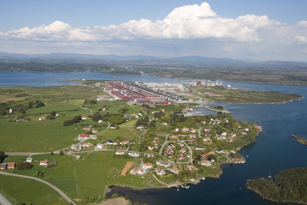 MELDING OM PLANLAGT UTVIDELSE AV HYDRO PÅ KARMØY 20. desember 2013 Figur 14. Boligområdet sør for Austevik Planområdet for utvidelsene ligger om lag 300 meter fra nærmeste bolig.