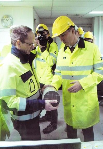 Statsminister Jens Stoltenberg på besøk hos Saint-Gobain Ceramic Materials i Lillesand, der
