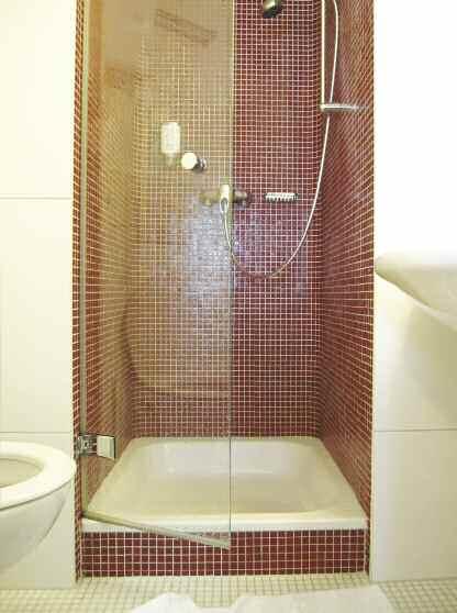 tema: bad og våtrom UEGNET I NORGE: Lenger sør i Europa brukes det svært ofte et kar i bunnen av dusj nisjen, slik at man unngår å dusje rett på flisene.