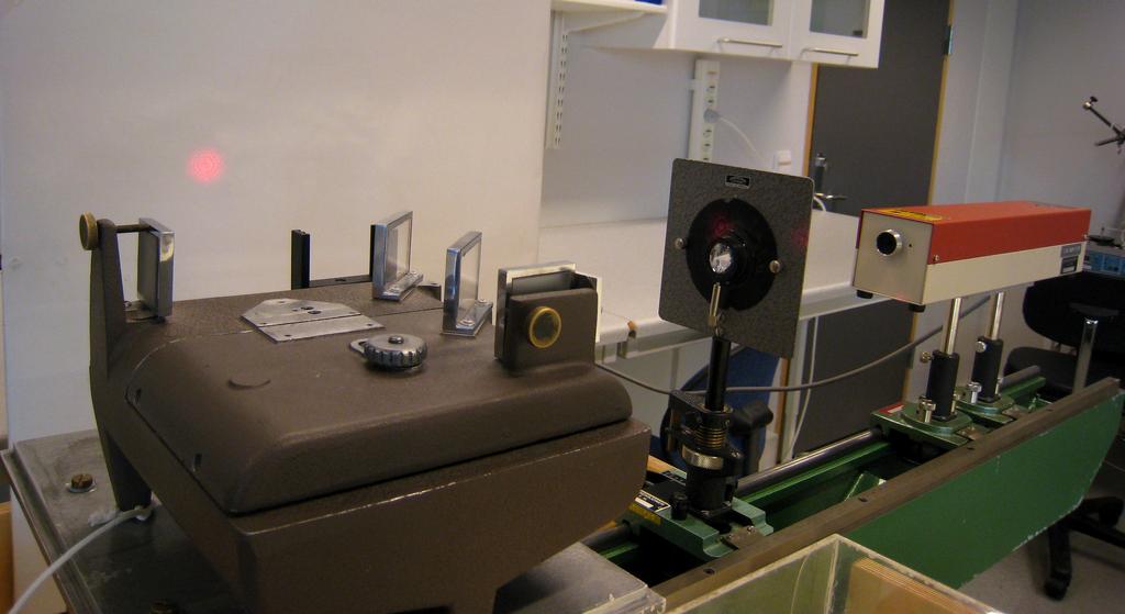 Michelson Interferometer Hensikt Bildet ovenfor viser et sa kalt Michelson interferometer, der laserlys sendes inn mot en bikonveks linse, før det treffer et delvis reflekterende speil og splittes i