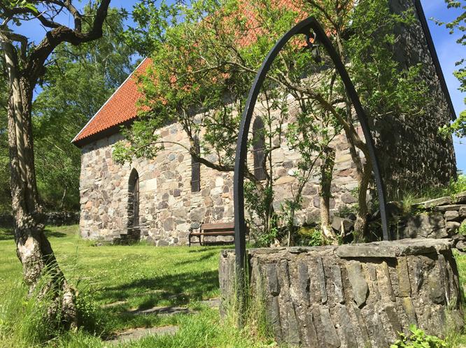 Løvøykapellet med olavskilden. Et kapell er en liten kirke. Denne kirken ble bygd her på grunn av den hellige vannkilden eller brønnen.