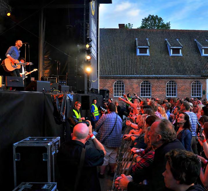 Fra Månefestivalen i Fredrikstad Foto: Walter Schøffthaler Festival - praksiseksempel Det inviteres til formøte mellom kommune, politi, arrangør, skjenkeansvarlig og sikkerhetsselskap.