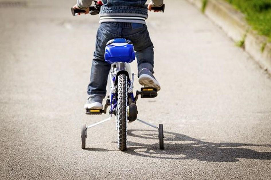 Sykling er ikke bare en motorisk ferdighet. Også sosialt er det viktig at barnet lærer seg å balansere på tohjulingen.