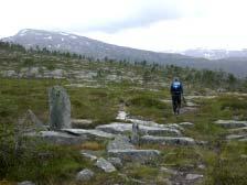 Over fjellet er det som oftest satt opp varder/vegvisere for å merke ferdselsvegene, og mange av disse er nok samiske. Det skilles mellom to typer varder/vegvisere: vaartoe og tsïegle.